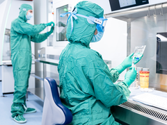 Seit August 2022 stellt Medipolis seine Produkte – zu denen patientenindividuelle Zytostatika oder Ernährungslösungen gehören – in den neuen Herstellräumlichkeiten her.