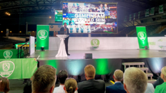 Karsten Günther, Geschäftsführer des SC DHfK Leipzig, spricht auf der Teampräsentation vor den Sponsoren über die kommende Saison 2023/2024