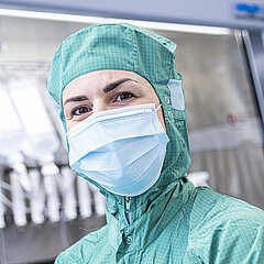 Hallo, ich bin Franziska, Mitarbeiterin in der Sterilherstellung bei Medipolis. 