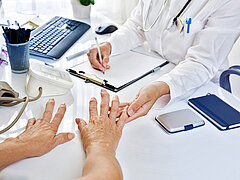 Versorgung in der Rheumatologie durch Medipolis | Copyright: narstudio adobestock Versorgung in der Rheumatologie durch Medipolis