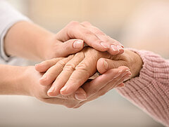Medipolis Akademie Palliativ Care | Copyright New Africa, stock.adobe.com Seminare und Fortbildungen zur Palliativpflege sind ein besonderer Schwerpunkt der Medipolis Akademie. Unsere Palliative-Care-Kurse sind von der Deutschen Gesellschaft für Palliativmedizin (DGP) zertifiziert und anerkannt.