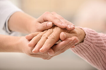 Medipolis Akademie Palliativ Care | Copyright New Africa - stock.adobe.com Seminare und Fortbildungen zur Palliativpflege sind ein besonderer Schwerpunkt der Medipolis Akademie. Unsere Palliative-Care-Kurse sind von der Deutschen Gesellschaft für Palliativmedizin (DGP) zertifiziert und anerkannt.