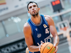 Medipolis SC Jena setzt Kurs auf die neue Basketball-Saison: Alexander Herrera im Testspiel gegen die Dresden Titans