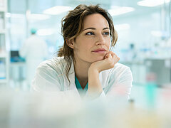 Frau im Kittel im Labor 